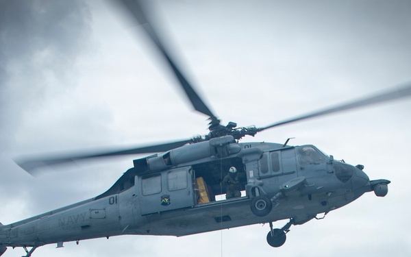 HCS 25 Conducts Dynamic Hoisting Exercises Aboard USS Tripoli