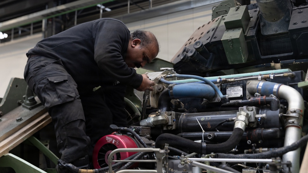 TLSC-EA Mechanics repair a M2A2 Bradley Fighting Vehicle