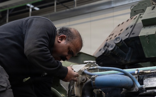 TLSC-EA Mechanics repair a M2A2 Bradley Fighting Vehicle