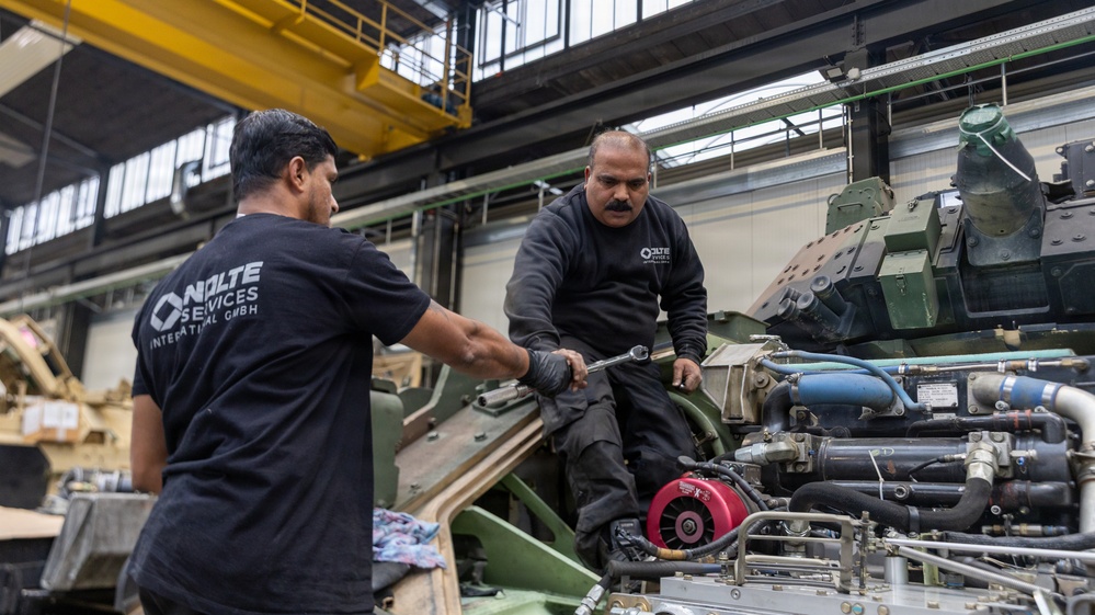 TLSC-EA Mechanics repair a M2A2 Bradley Fighting Vehicle