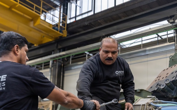 TLSC-EA Mechanics repair a M2A2 Bradley Fighting Vehicle