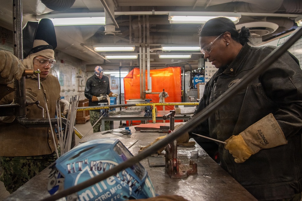 Surface Warfare Engineering School Command (SWESC) Great Lakes Instructors Train Next Generation of Naval Hull Maintenance Technicians