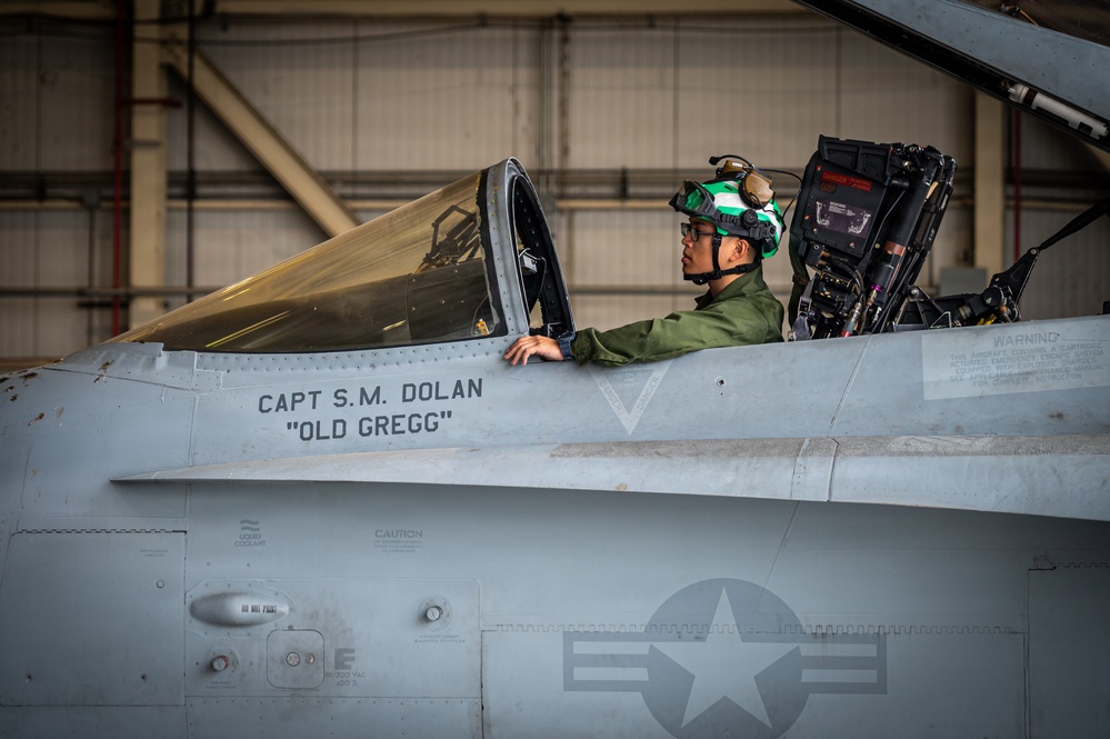 VMFA-112 Prepares for Winter Storm