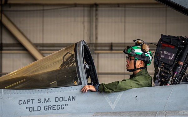 VMFA-112 Prepares for Winter Storm