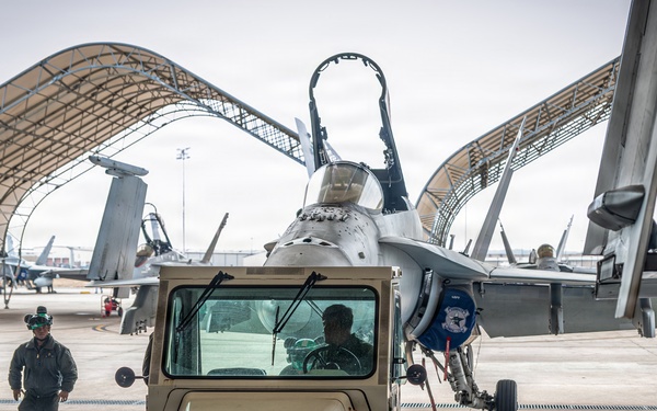 VMFA-112 Prepares for Winter Storm