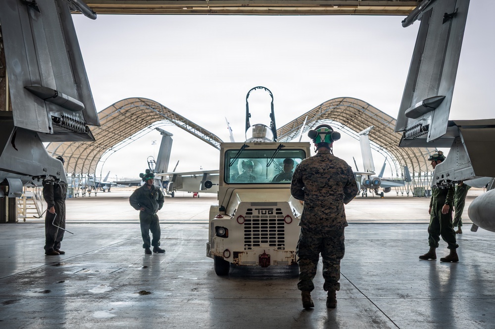 VMFA-112 Prepares for Winter Storm
