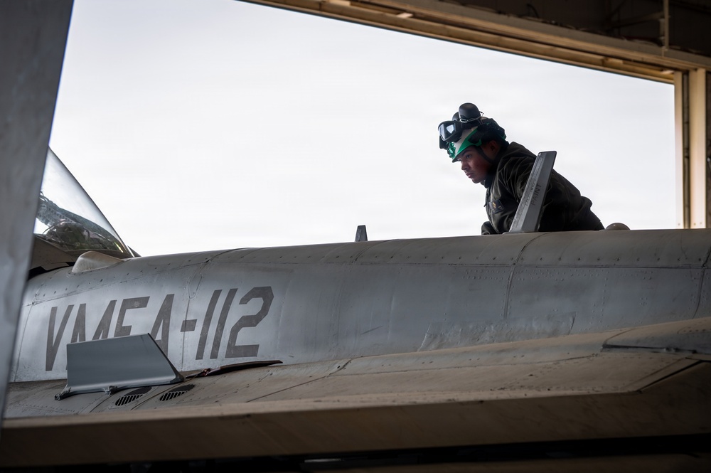 VMFA-112 Prepares for Winter Storm
