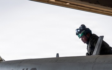 VMFA-112 Prepares for Winter Storm