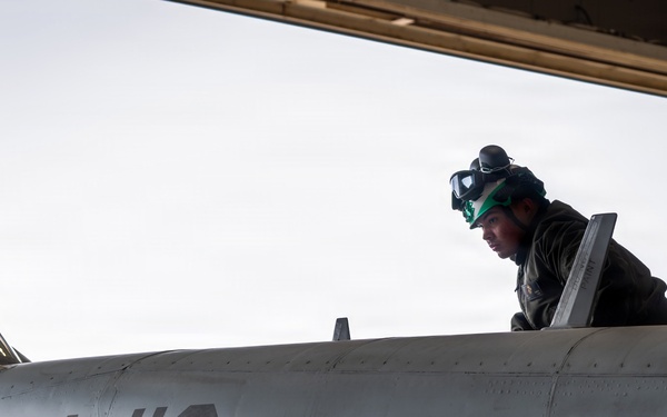 VMFA-112 Prepares for Winter Storm