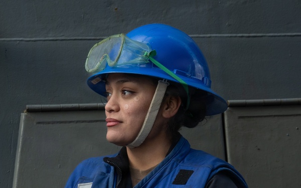 Replenishment-at-sea Aboard the USS Gonzalez (DDG 66)
