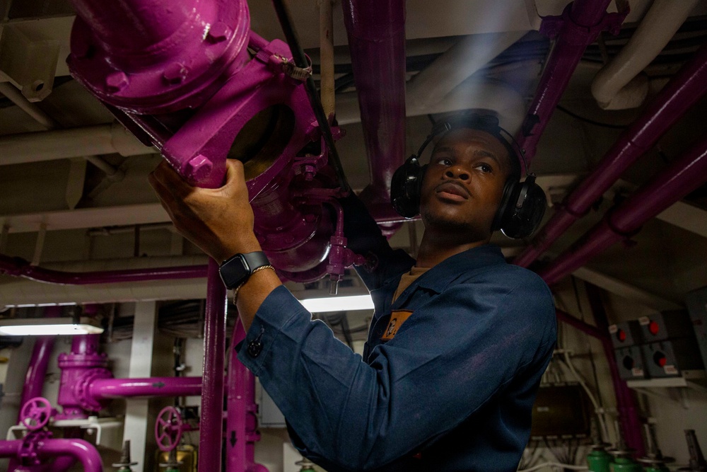 Abraham Lincoln conducts fueling operations