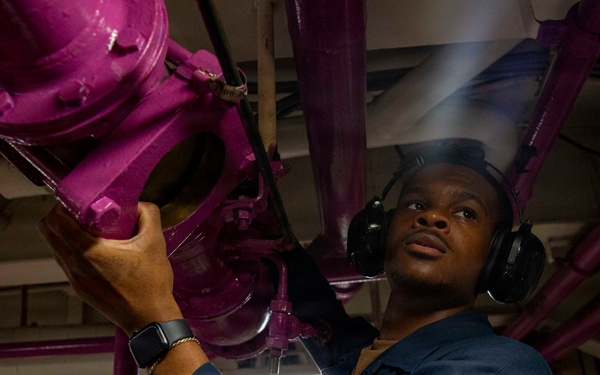 Abraham Lincoln conducts fueling operations