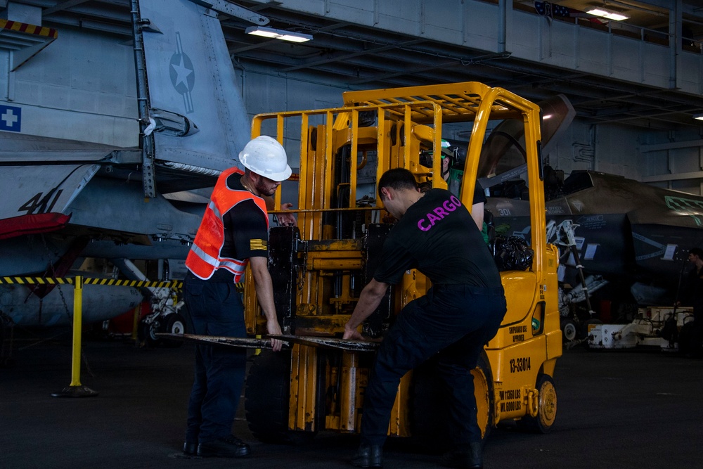 Abraham Lincoln conducts a replenishment-at-sea with Henry J. Kaiser