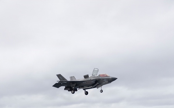 11th MEU Marines, Sailors Conduct Deck Landing Qualifications Aboard USS Boxer