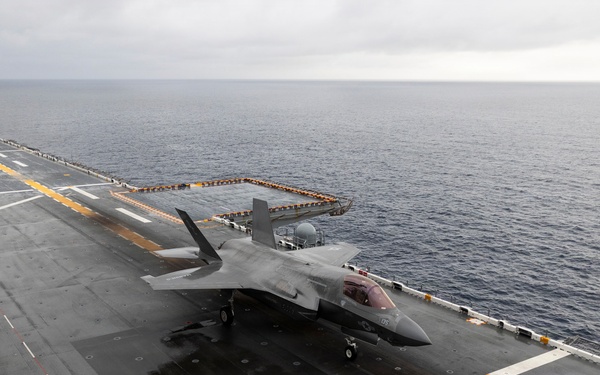 11th MEU Marines, Sailors Conduct Deck Landing Qualifications Aboard USS Boxer