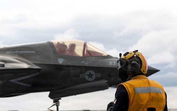 11th MEU Marines, Sailors Conduct Deck Landing Qualifications Aboard USS Boxer