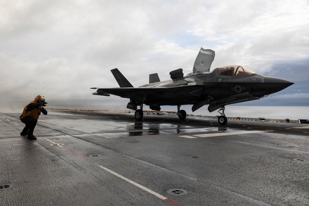11th MEU Marines, Sailors Conduct Deck Landing Qualifications Aboard USS Boxer