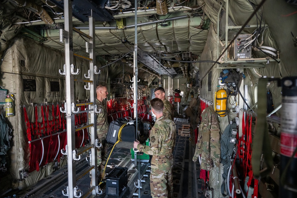 AFCENT Leadership visits 386th AEW