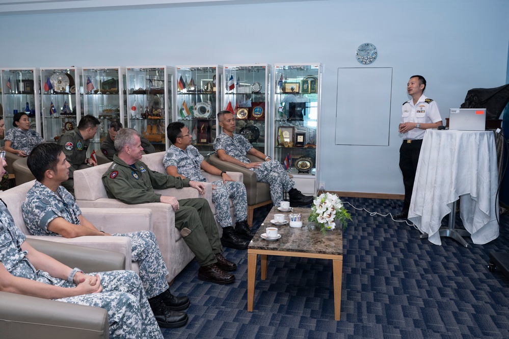 USINDOPACOM commander reinforces U.S.- Singapore defense partnership during Singapore visit