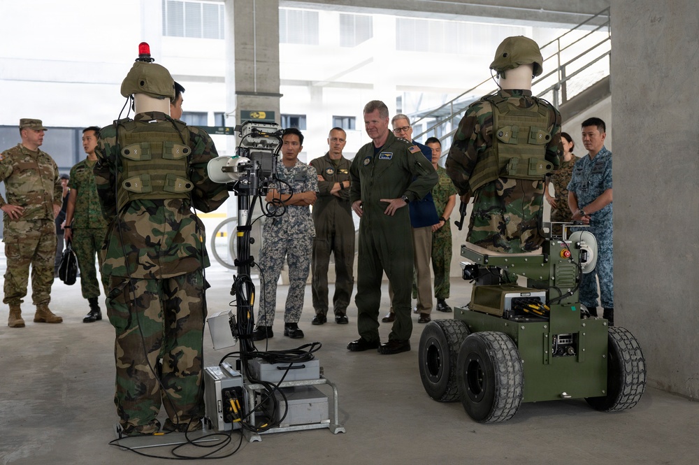 USINDOPACOM commander reinforces U.S.- Singapore defense partnership during Singapore visit