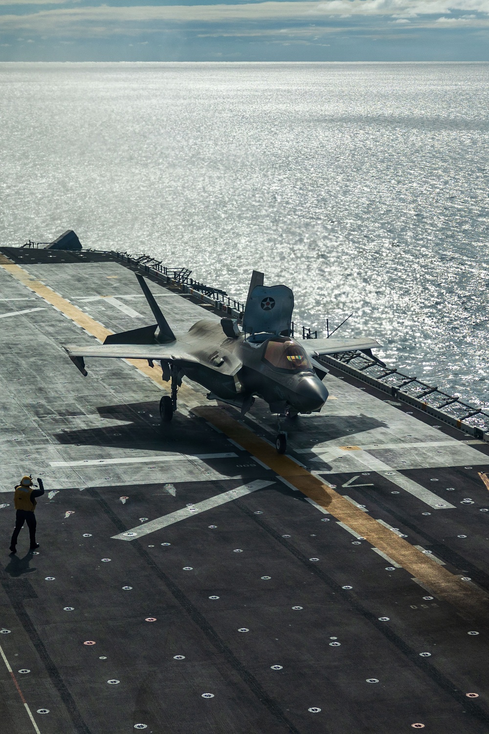 11th MEU Marines, Sailors Conduct Flight Deck Operations Aboard USS Boxer