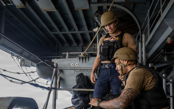 Abraham Lincoln conducts gun quarters