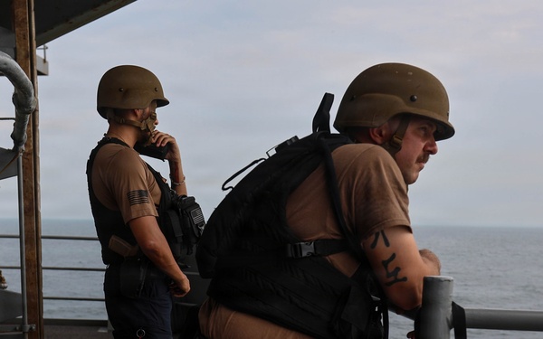 Abraham Lincoln conducts gun quarters