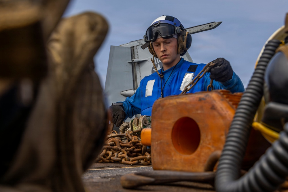 Abraham Lincoln conducts aircraft maintenance