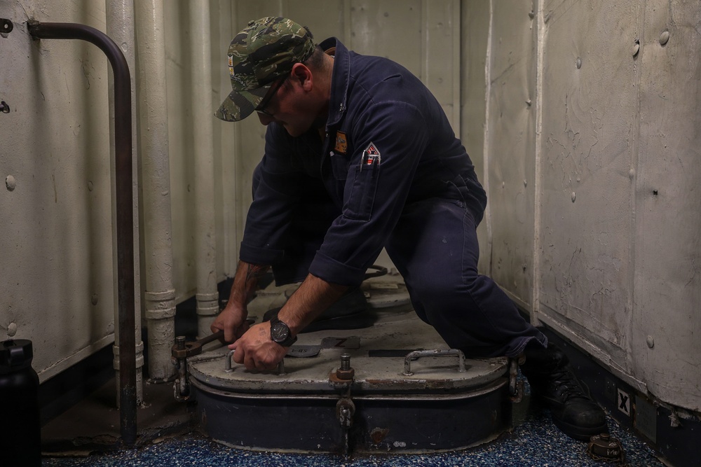 Abraham Lincoln conducts damage control training