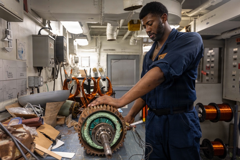 Abraham Lincoln conducts motor maintenance