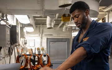 Abraham Lincoln conducts motor maintenance