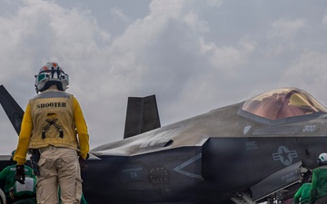 Abraham Lincoln conducts flight operations