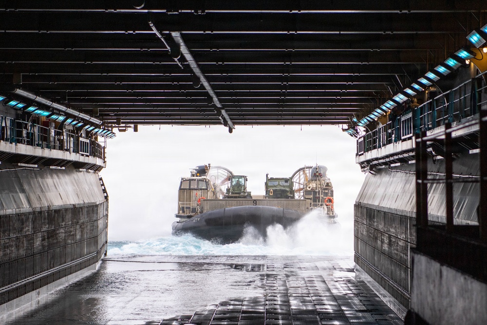11th MEU Marines, Boxer Sailors conduct LCAC Operations