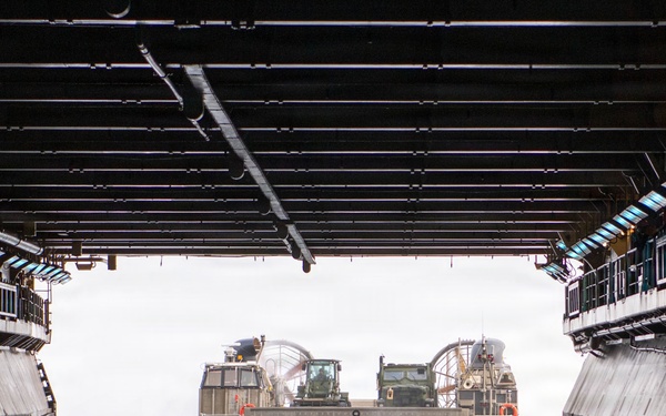 11th MEU Marines, Boxer Sailors conduct LCAC Operations