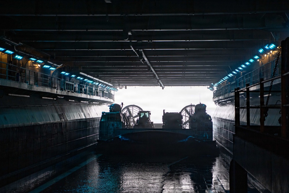 11th MEU Marines, Boxer Sailors conduct LCAC Operations