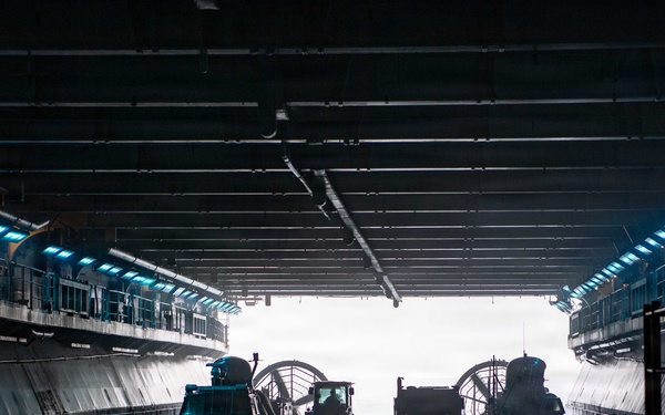 11th MEU Marines, Boxer Sailors conduct LCAC Operations