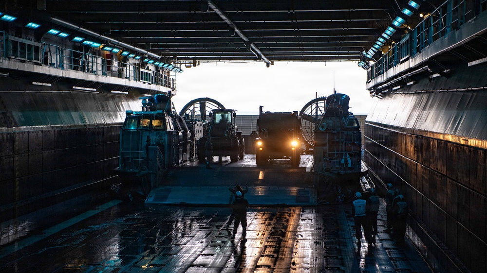 11th MEU Marines, Boxer Sailors conduct LCAC Operations