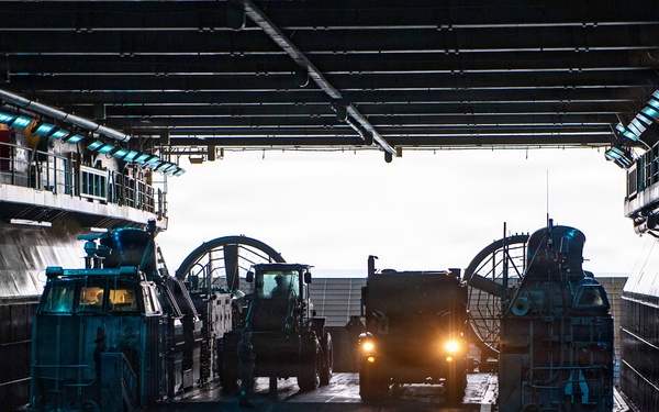 11th MEU Marines, Boxer Sailors conduct LCAC Operations