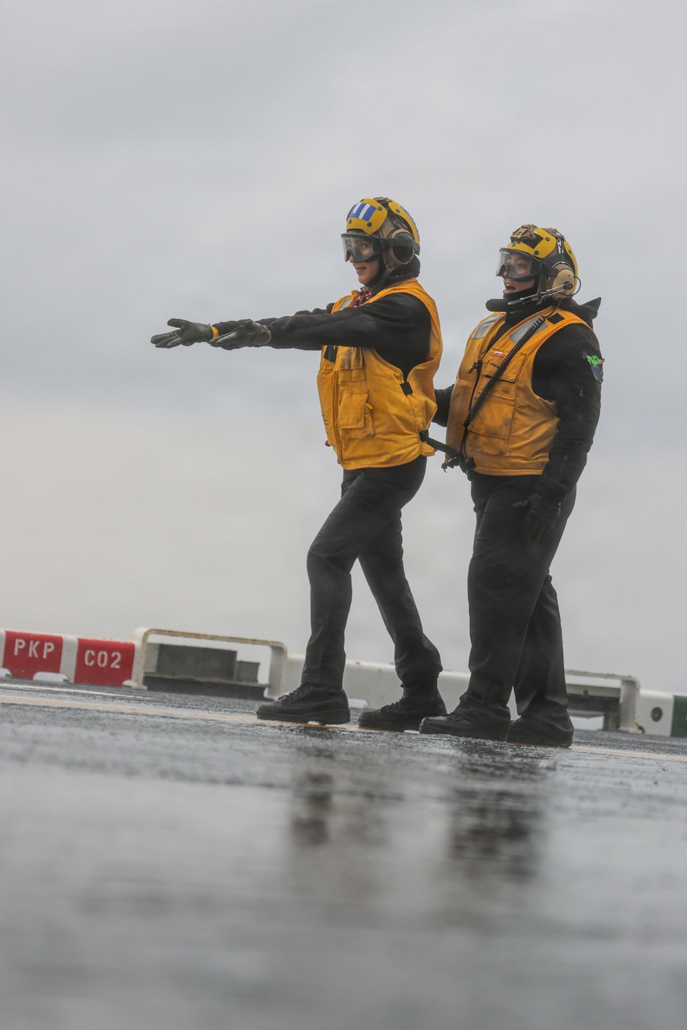 QUART 26.2: VMM-364 and HMS-49 conduct deck landing qualifications aboard Wasp-class amphibious assault ship USS Makin Island