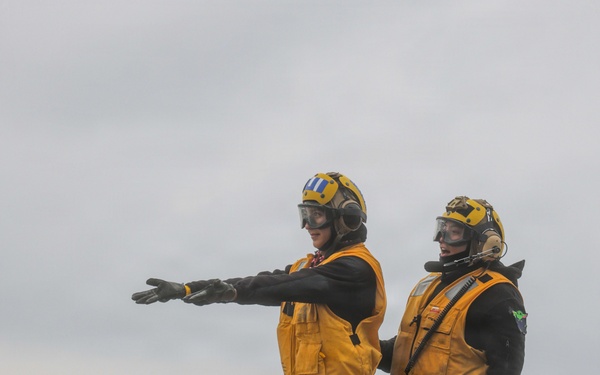 QUART 26.2: VMM-364 and HMS-49 conduct deck landing qualifications aboard Wasp-class amphibious assault ship USS Makin Island