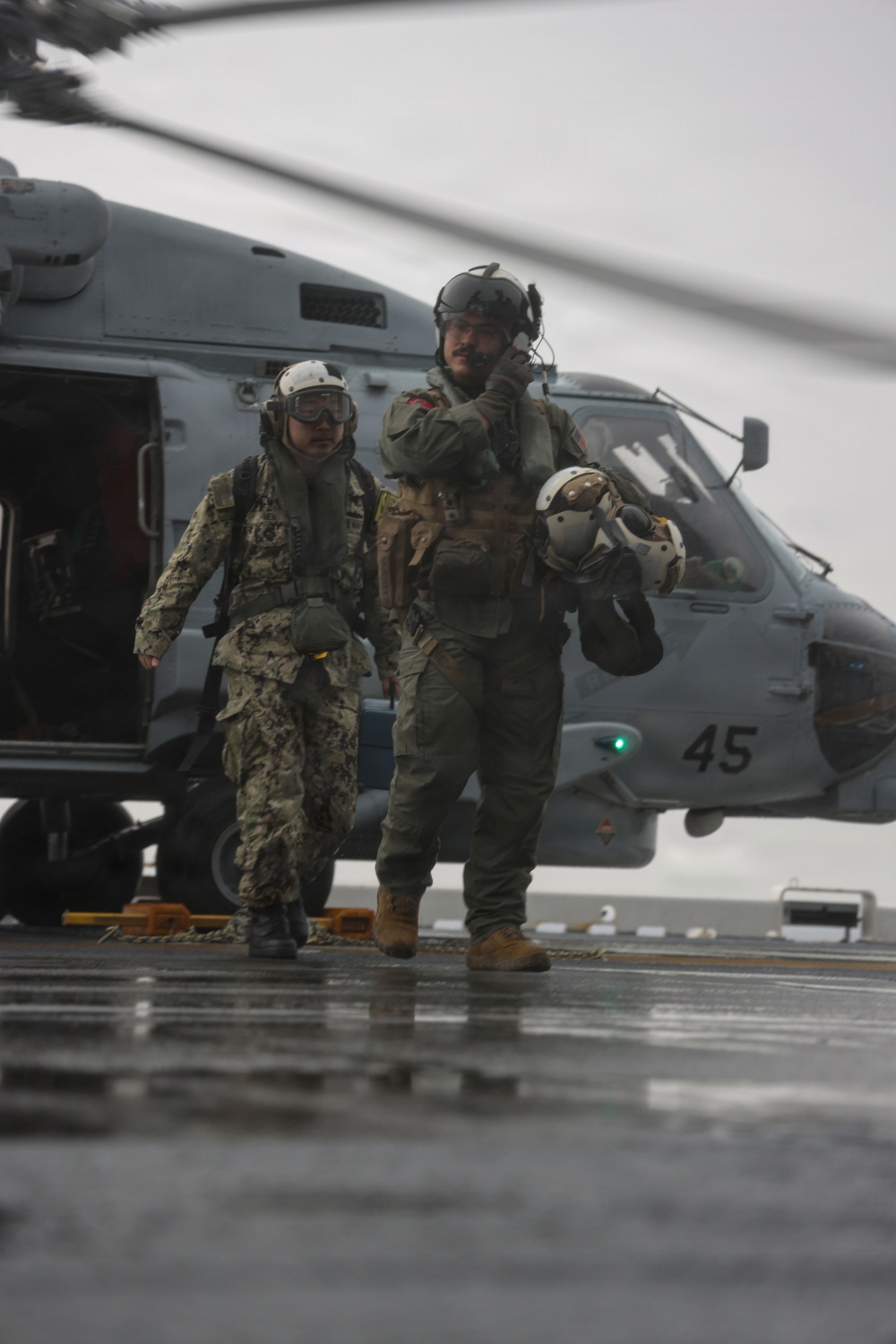 QUART 26.2: VMM-364 and HMS-49 conduct deck landing qualifications aboard Wasp-class amphibious assault ship USS Makin Island