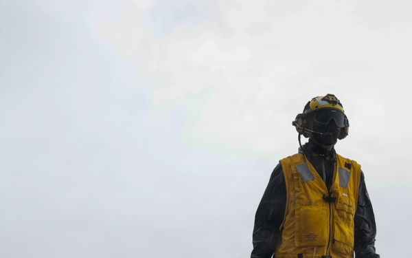 QUART 26.2: VMM-364 and HMS-49 conduct deck landing qualifications aboard Wasp-class amphibious assault ship USS Makin Island