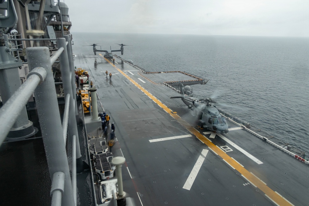 QUART 26.2: VMM-364 conducts deck landing qualifications aboard USS Makin Island