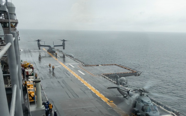 QUART 26.2: VMM-364 conducts deck landing qualifications aboard USS Makin Island