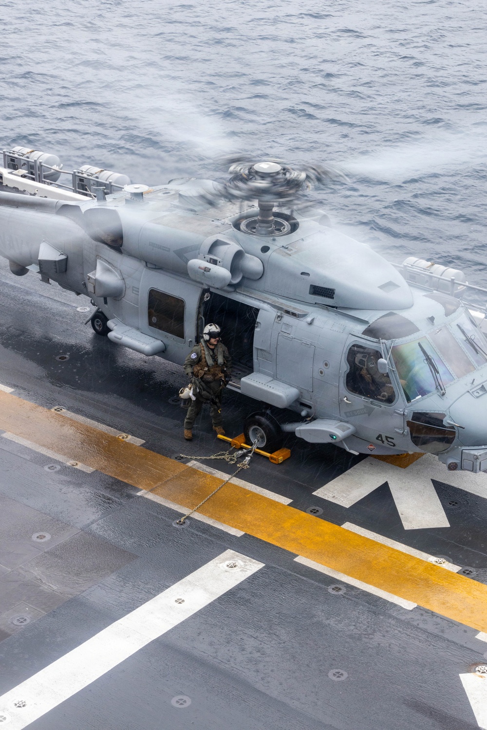 QUART 26.2: VMM-364 conducts deck landing qualifications aboard USS Makin Island