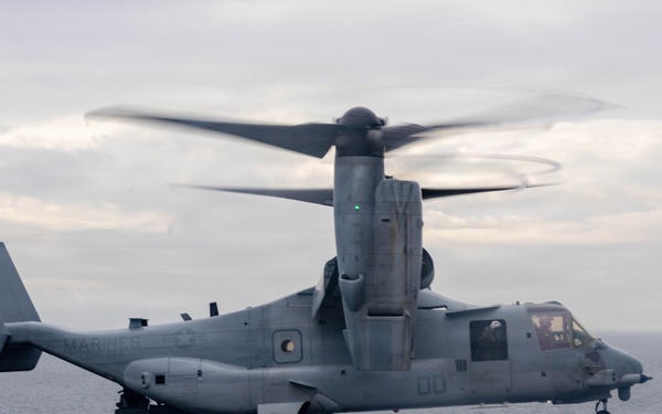 QUART 26.2: VMM-364 conducts deck landing qualifications aboard USS Makin Island