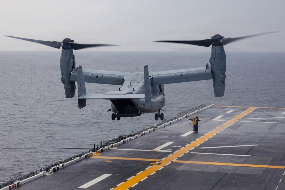 QUART 26.2: VMM-364 conducts deck landing qualifications aboard USS Makin Island