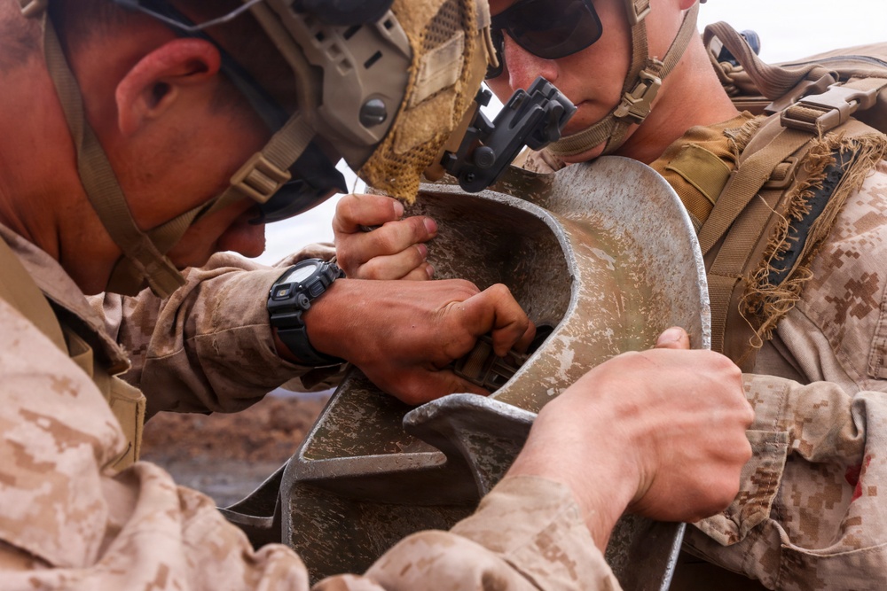 3rd LCT Marines conduct air insert training with U.S. Army CH-47 Chinooks