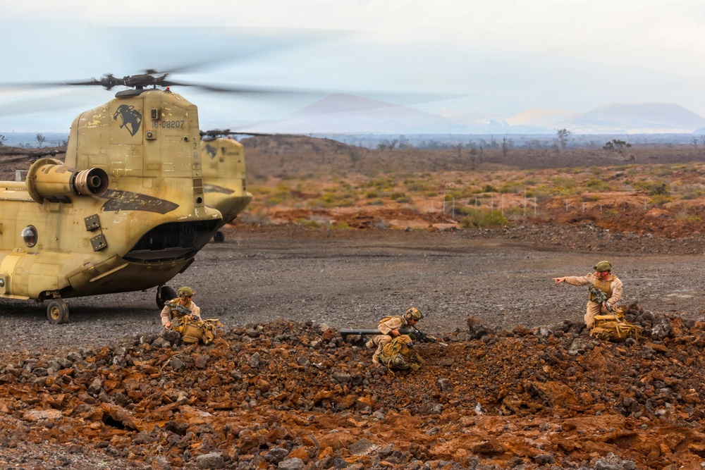 3rd LCT Marines conduct air insert training with U.S. Army CH-47 Chinooks
