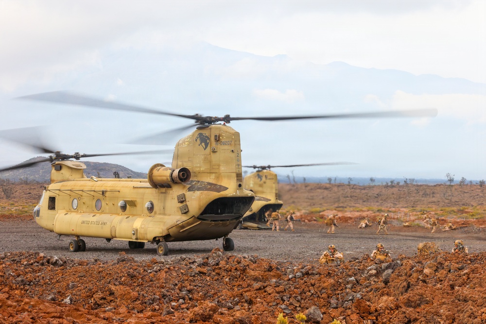 3rd LCT Marines conduct air insert training with U.S. Army CH-47 Chinooks